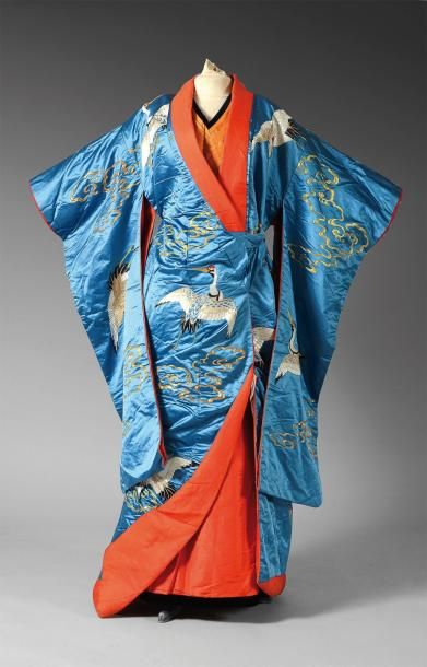 null Robe pour un bal travesti, vers 1880-1890, kimono ouatiné en satin bleu brodé...