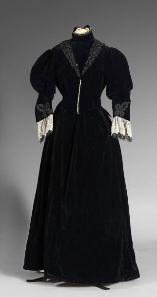 null Robe fin XIXe siècle, en velours de soie noir, corsage col montant à effet de...