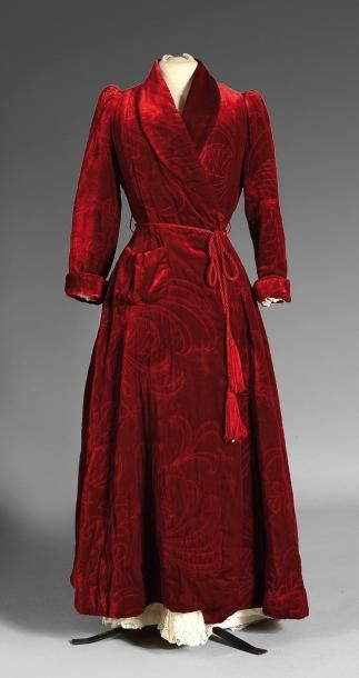 null Elégante robe de chambre, vers 1930, en velours de soie rubis ouatiné et piqué...