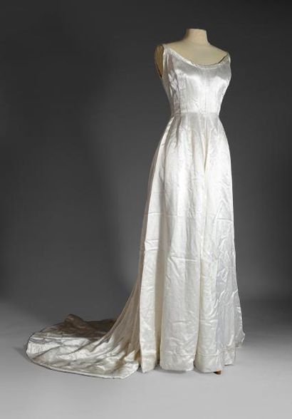 null Robe du soir griffée Jacques Fath, vers 1950-1960, en satin duchesse blanc,...