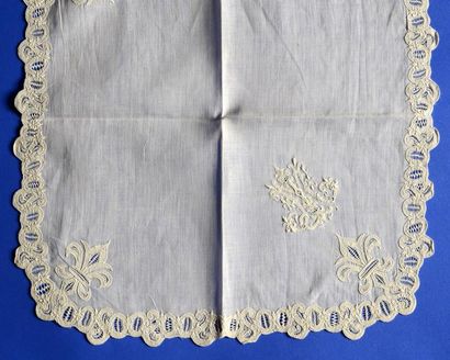 null Rare mouchoir brodé, XIXe siècle, belle bordure brodée de motifs remplis de...