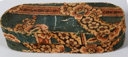 null Boîte en bois recouverte d'un papier peint dominoté, vers 1775, décor de rubans...
