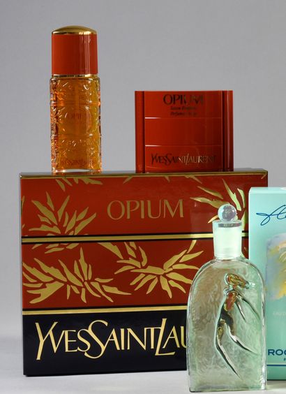 YVES SAINT LAURENT "Opium" (1977)
Luxury cardboard box with Japanese decoration containing...