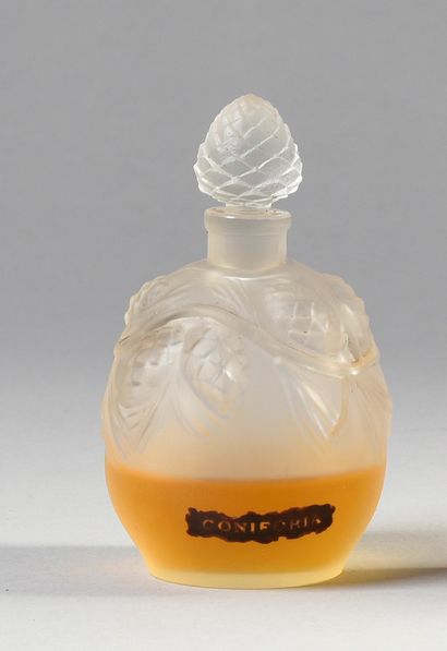 Silka « Coniforia » - (années 1920)
Rare flacon en verre incolore pressé moulé dépoli...