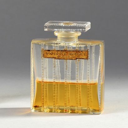 D'Orsay « Violette Ambrée » - (années 1920)
Flacon en verre incolore pressé moulé...