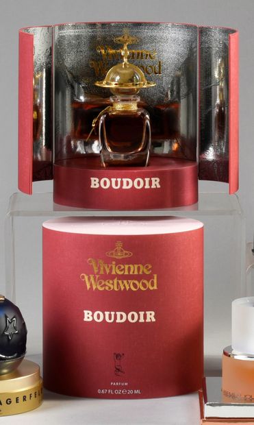 VIVIANE WESTWOOD « Boudoir » (1998)

Coffret grand luxe en carton lie de vin titré...