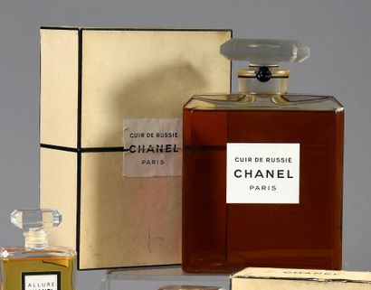 CHANEL « Cuir de Russie » - (1927)
Présenté dans son coffret blanc souligné de noir...