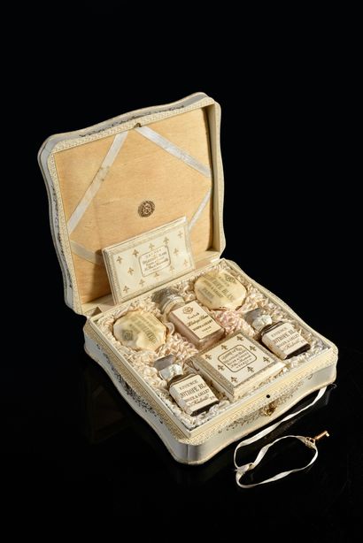 Roger & Gallet "White Heliotrope" - (1890's)
Sumptuous square wooden box covered...