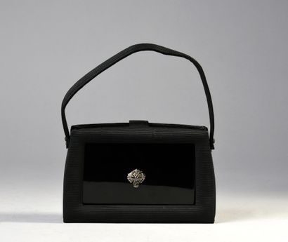 TRAVAIL FRANÇAIS - (années 1950) Elégant sac boudoir en velours noir contenant sa...