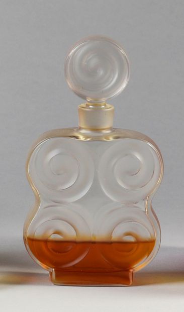 Lancôme Edition of 1942
Bottle out of pressed colorless glass moulded of cubic rectangular...