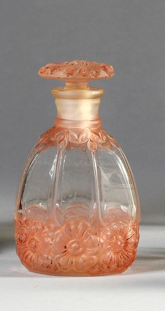 J.Giraud & fils "FolAvril" - (1920's)
Colorless glass bottle pressed molded of oval...