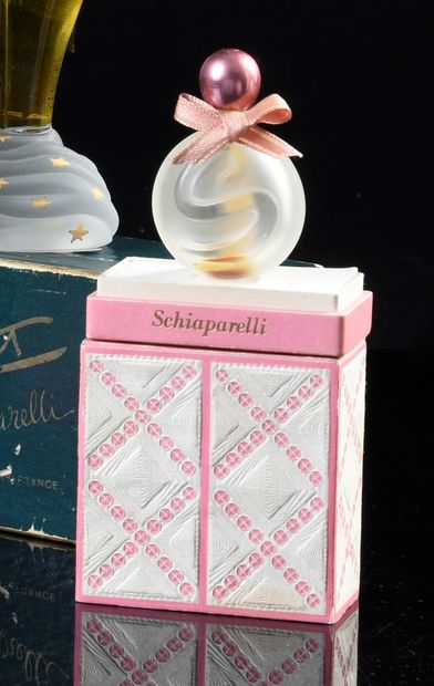 Schiaparelli "Si" - (1957)
Presented in a cardboard cylinder box covered with gold...