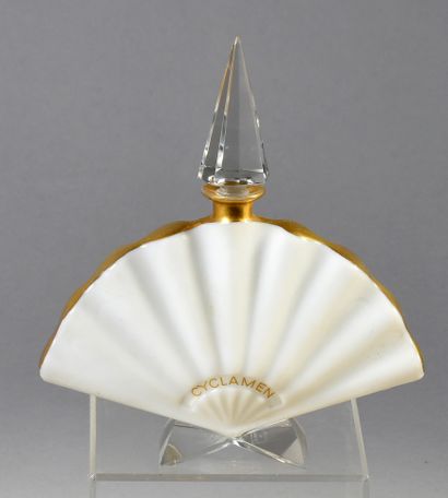 ELIZABETH ARDEN « Cyclamen » - (1938)
Luxueux flacon en biscuit de cristal blanc...