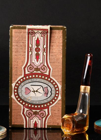 Schiaparelli « Snuff » - (1939)
Coffret en carton imitant une boite de cigares contenant...