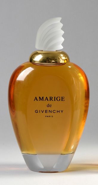 PIERRE DINAND POUR GIVENCHY « Amarige » (1991)
Flacon publicitaire décoratif en verre...