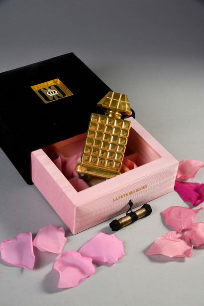 CARON "La Fête des Roses" - (1949)
Grand-luxe presentation: square box with drawer...