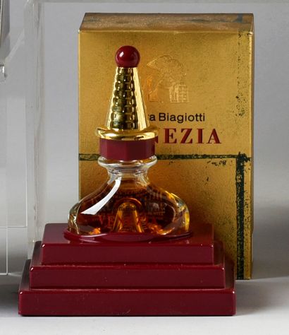 LAURA BIAGIOTTI "Venezia" (1992)
Presented in its gold and burgundy cardboard box,...