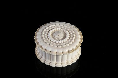 null Small carved ivory box in the shape of rosettes, hemmed edge, row of diamond-shaped...