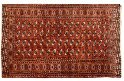 BOUKKARA Tapis en laine rouge noir et blanc.
Début du XXe siècle.
277 x 394 cm
(...