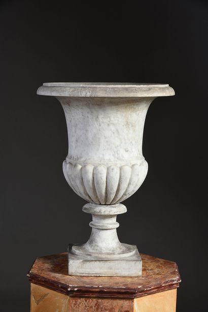 null Vase Médicis en marbre blanc veiné gris, la base godronnée.
Début du XIXe siècle.
H....