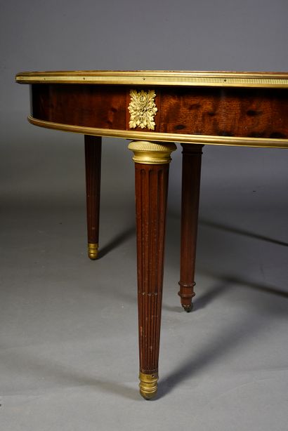 null Dining room table in mahogany and speckled mahogany veneer, it rests on four...