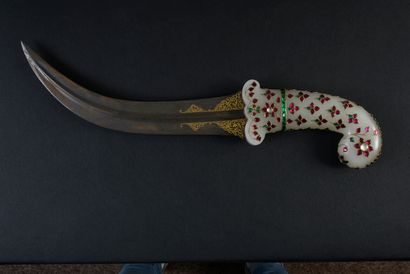 null Precious Indian dagger
Jambiya of Mughal style, handle in the shape of stick...