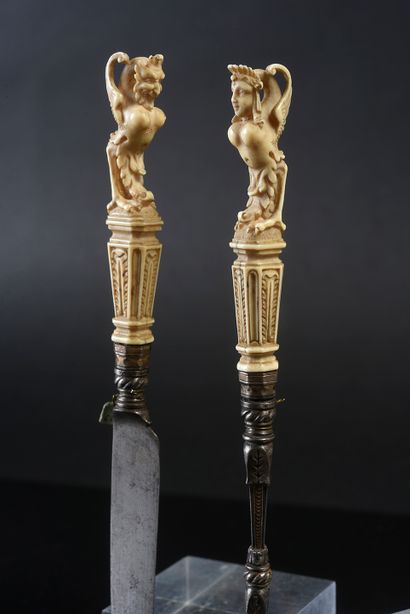 null Couteau et fourchette à deux dents avec manche en ivoire sculpté d'une harpie.
XVIIe...