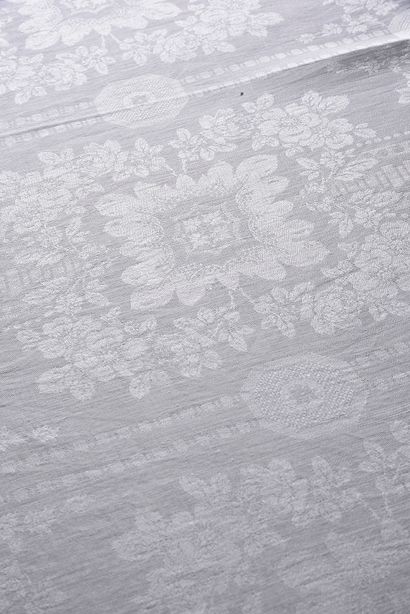 null A damask banquet tablecloth with flowers, 2nd half of the 19th century.
In linen...