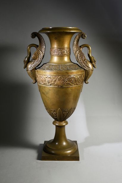 null Important vase en bronze ciselé et patiné de forme balustre orné de frises de...