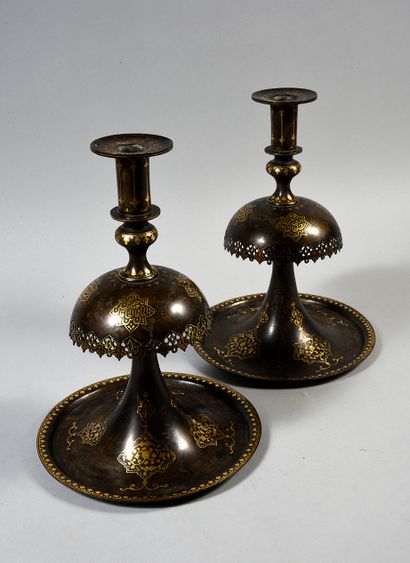 null Paire de chandeliers Qadjars au nom de Nassereddine Shah
Acier damasquiné d'or
Iran,...