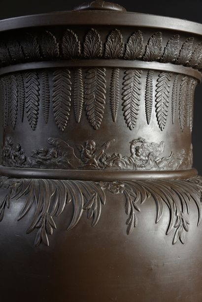 Wedgwood Importante fontaine à eau couverte en grès brun foncé, décor de jonc, feuilles...
