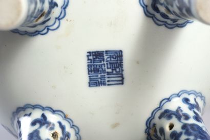 null Verseuse quadripode en porcelaine à décor blanc bleu de symboles bouddhistes.
Porte...