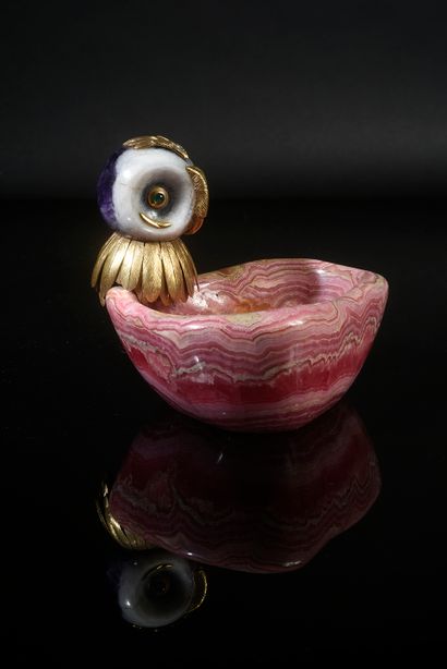 LOMBARD Genève. 
Rhodonite free form pocket opener decorated with an owl head in...