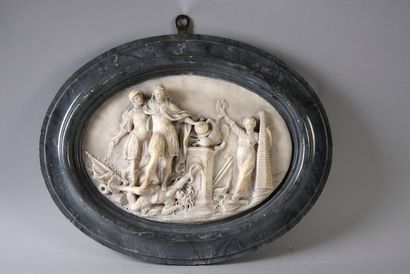 null Bas-relief ovale en marbre représentant Louis XIV terrassant ses ennemis; il...