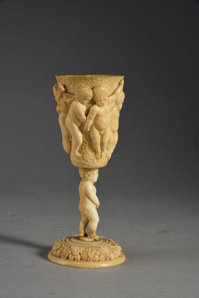 null Pokal en ivoire sculpté, base circulaire à décor de pampres, pied formé d'un...