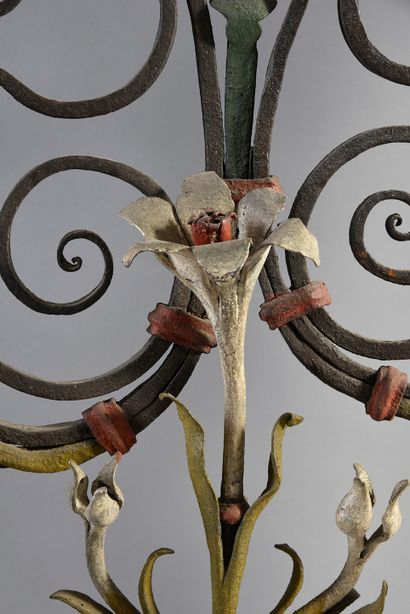 null Paire de grilles en fer forgé polychromé à décor floral.
Italie, Gènes, XVIIe...