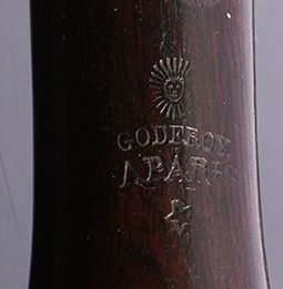 null Petite flute en ébène et ivoire, gravé de la marque Godfroy à Paris
Paris, Claire...