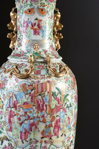 CANTON Grand vase balustre en porcelaine à décor polychrome de scène de palais.
Chine...