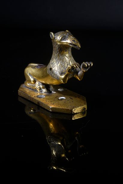 null Animal fantastique, élément d'un piétement porte-écu, en bronze ciselé et doré.
Allemagne...
