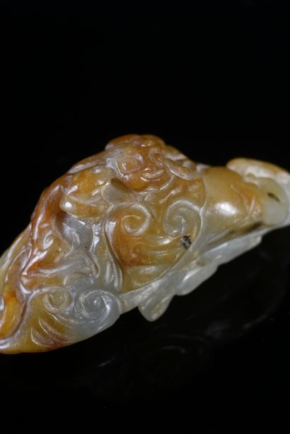null Petit élément en jade céladon et rouille sculpté.
Dynastie Qing, XIXe siècle.
H....
