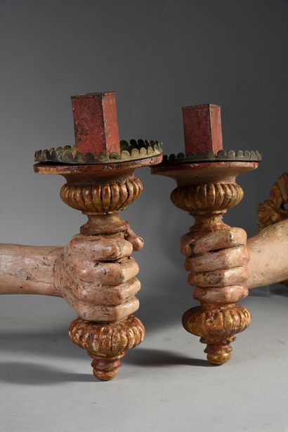 null Paire de bras de lumière dit dextrochères en bois sculpté et polychromé.
XVIIe...