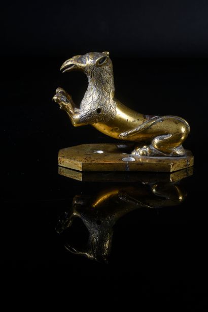null Animal fantastique, élément d'un piétement porte-écu, en bronze ciselé et doré.
Allemagne...