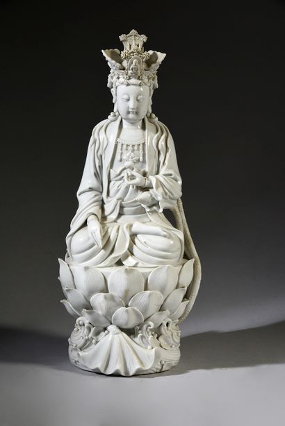 CHINE - XXe siècle Statuette en porcelaine dite Blanc de Chine figurant Guanyin assise...