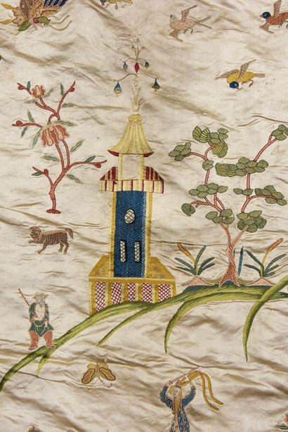null Importante tenture brodée à décor de chinoiserie, seconde moitié du XVIIIe siècle,...