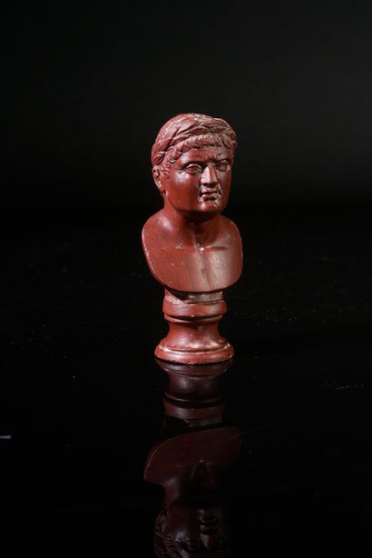 null Buste miniature dit du « Grand Tour » en marbre rouge Rosso Antico à l'effigie...