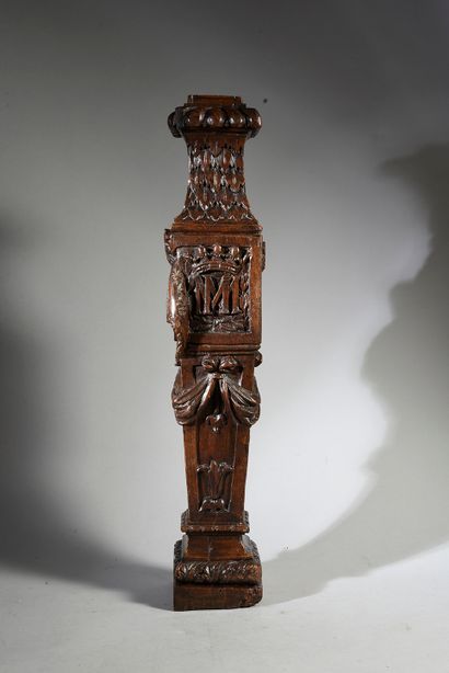 null Balustre en chêne sculpté, le pied à feuillages d'acanthes stylisés, le fût...