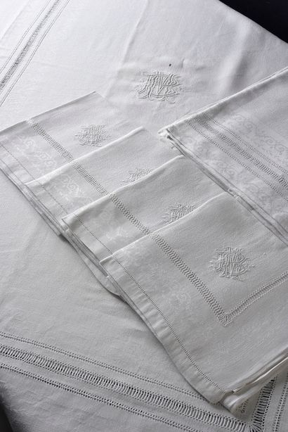 null Sumptuous table service, two tablecloths and twenty-four napkins, early twentieth...