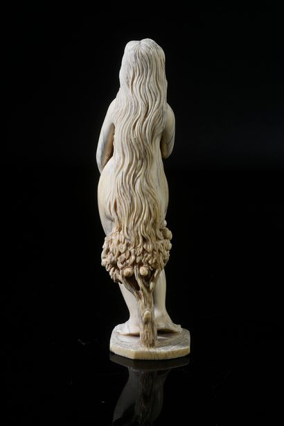 null Eve en ivoire sculpté en ronde-bosse. Debout, le corps aux formes rondes, elle...