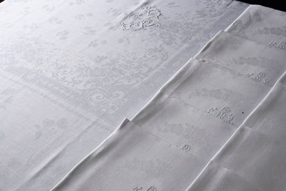 null Table service, banquet tablecloth and sixteen damask napkins, 2nd half of the...