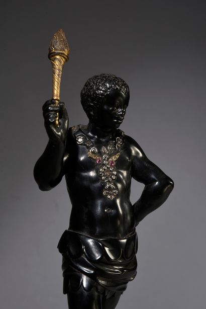 null Sculpture en ébène représentant un maure debout, tenant un brandon en bronze...